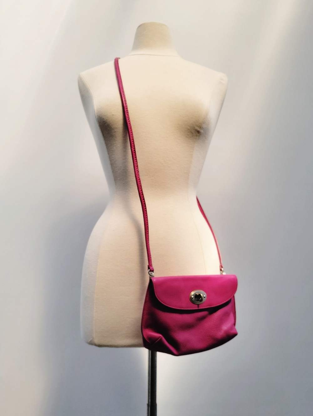 Fossil Monica Fuscia Hot Pink Leather Crossbody Bag Turn Lock Minimalist Preppy